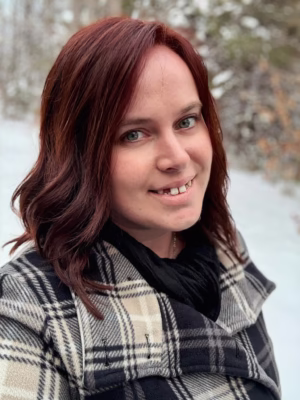 Selfie de Sonia on voit en arrière plan la neige